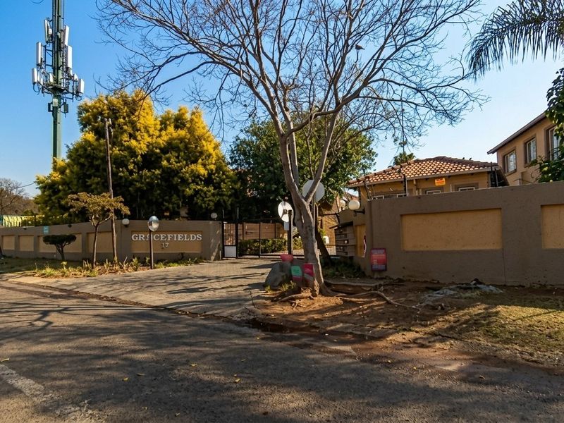 Townhouse For Sale in Willow Park Manor, Pretoria - Photo 2