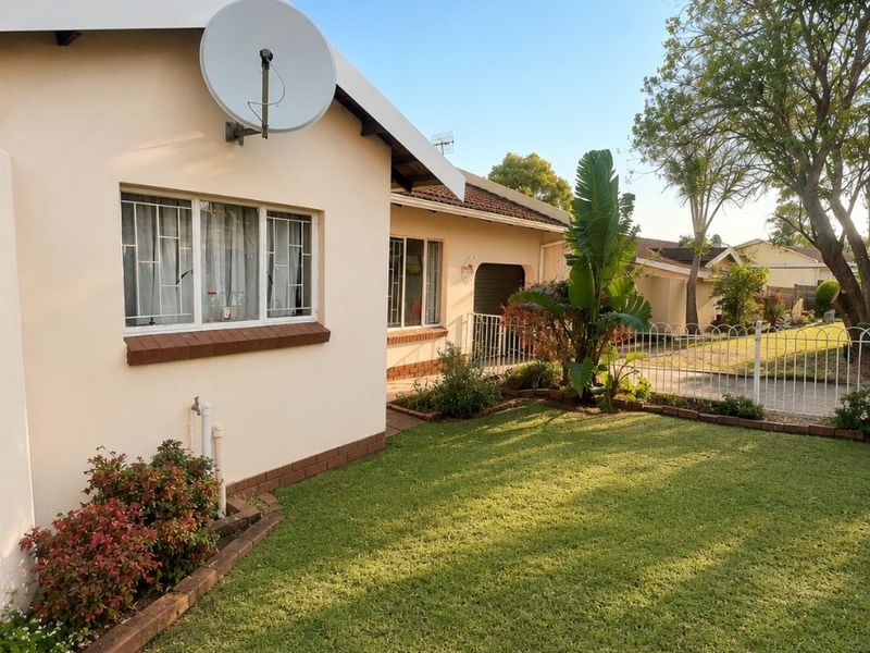 Immaculate,Fully Renovated Townhouse in Hayfields -Move in and Fall in Love! - Photo 1
