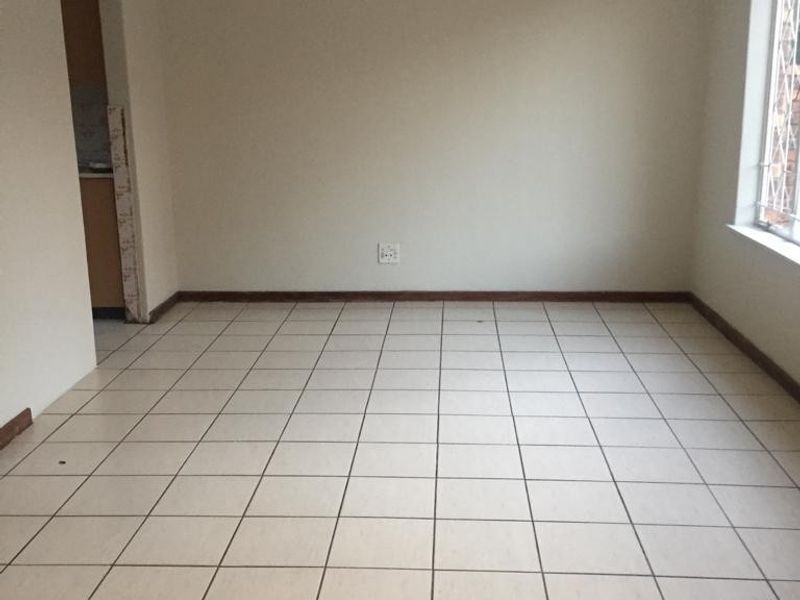 Modern 2-Bedroom Duplex in a Secure Complex - Kempton Park Central - Photo 7