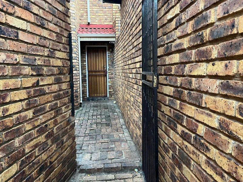 Modern 2-Bedroom Duplex in a Secure Complex - Kempton Park Central - Photo 2