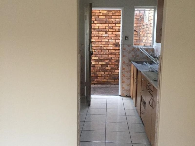 Modern 2-Bedroom Duplex in a Secure Complex - Kempton Park Central - Photo 5