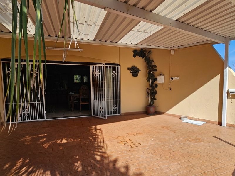 Generous Uvongo Family Home with Solar Backup and Large Garden - Photo 3