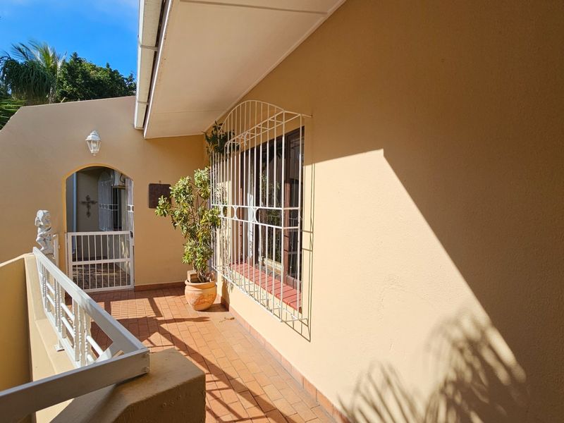 Generous Uvongo Family Home with Solar Backup and Large Garden - Photo 5