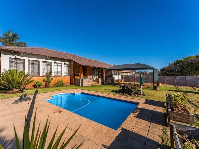 3 Bedroom 2 Bathroom House with 2 cottages for sale in Monument, Krugersdorp - Photo 1