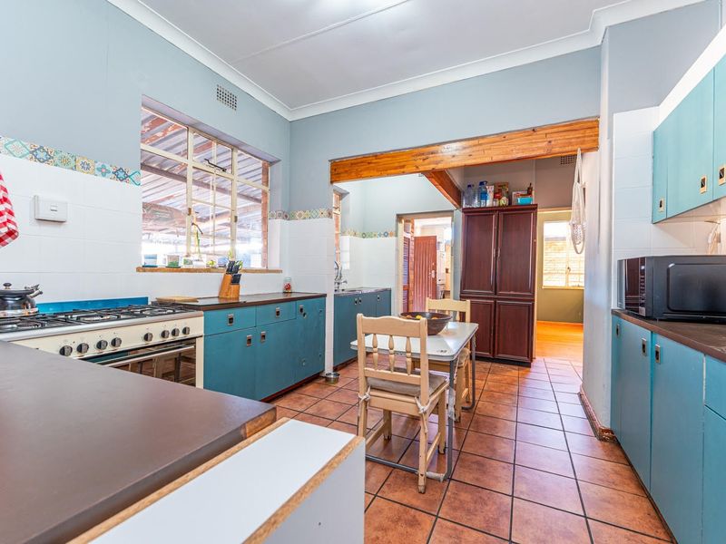 3 Bedroom 2 Bathroom House with 2 cottages for sale in Monument, Krugersdorp - Photo 7