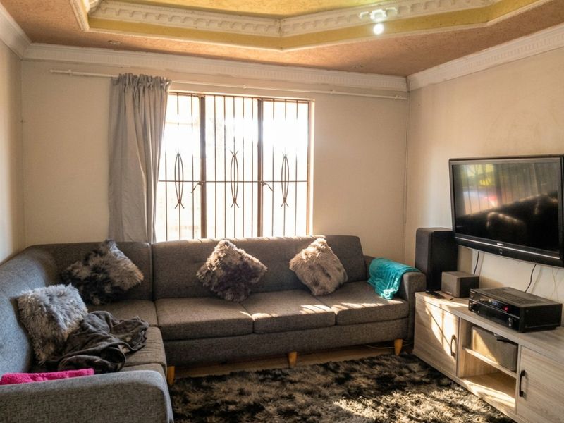 House For Sale in Protea Glen, Soweto - Photo 2