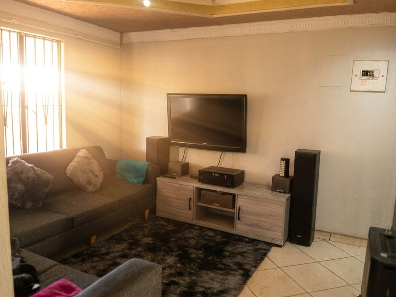 House For Sale in Protea Glen, Soweto - Photo 3