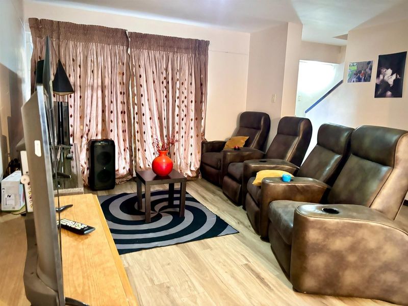 2 Bedroom townhouse - For Rent - Photo 2