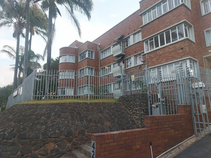 1,5 Bedroom For Sale In A Secure Complex In Musgrave - Photo 2