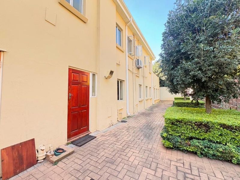 Modern and Timeless Elegance,4 Bedroom Home with City Views - Photo 5