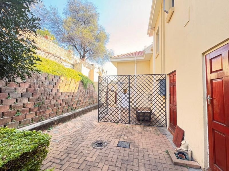 Modern and Timeless Elegance,4 Bedroom Home with City Views - Photo 4