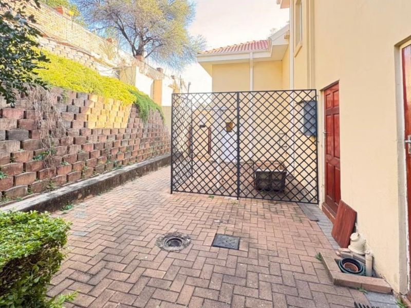 Modern and Timeless Elegance,4 Bedroom Home with City Views - Photo 7