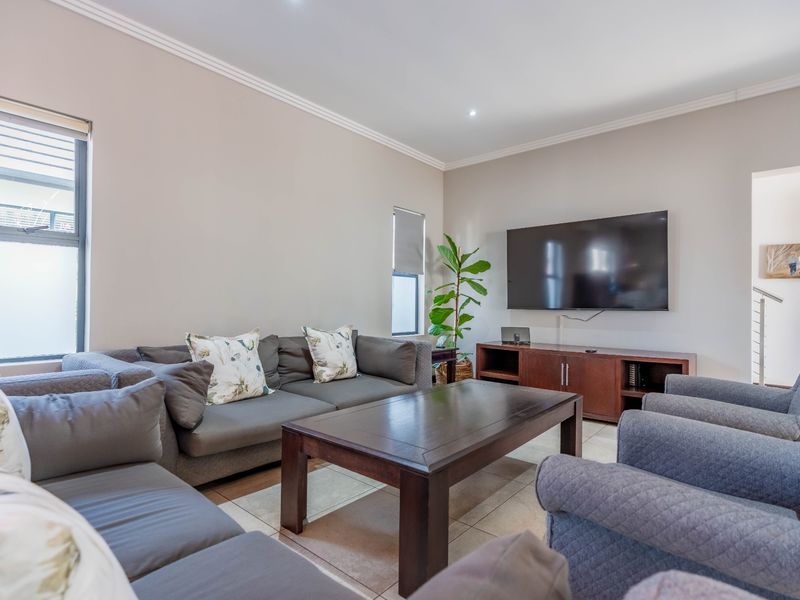 Effortless Lock-Up-and-Go Living in Cotswold Downs - Photo 4