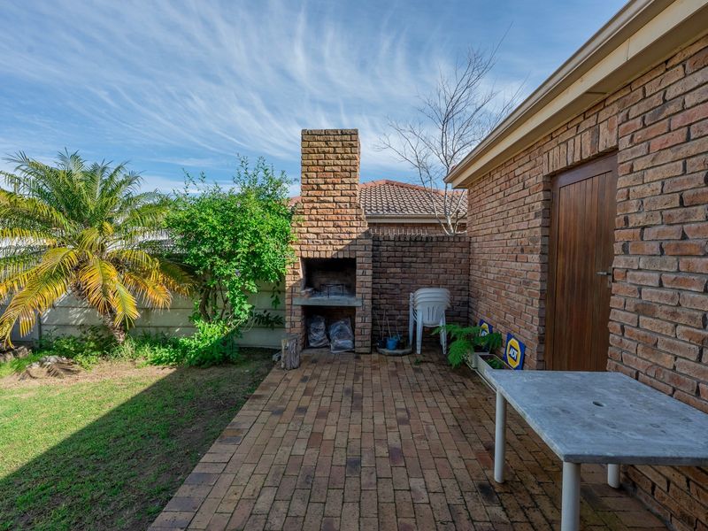 2 Bedroom Townhouse with 3 Bedroom Potential in Popular Sonstraal Heights - Photo 10