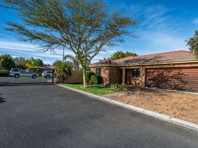 2 Bedroom Townhouse with 3 Bedroom Potential in Popular Sonstraal Heights - Photo 2