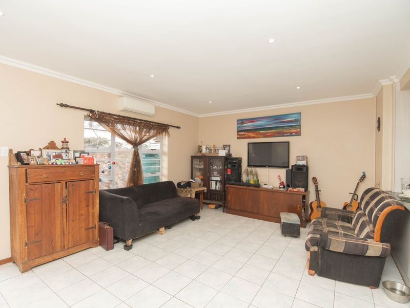 Entertain in Style! 3 Bedroom Townhouse with Braai Room and Pool - Photo 5