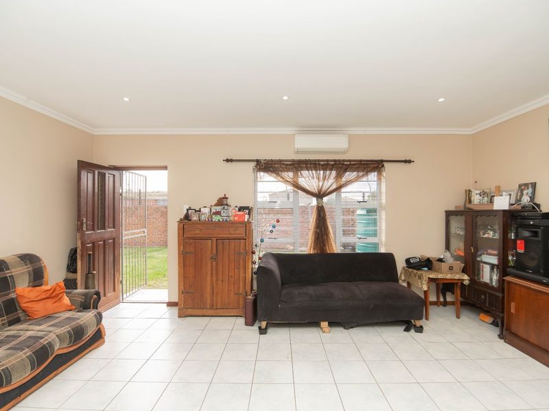 Entertain in Style! 3 Bedroom Townhouse with Braai Room and Pool - Photo 9