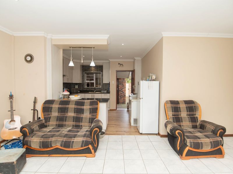 Entertain in Style! 3 Bedroom Townhouse with Braai Room and Pool - Photo 8