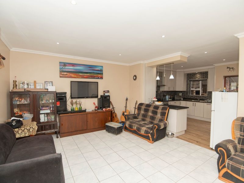 Entertain in Style! 3 Bedroom Townhouse with Braai Room and Pool - Photo 6