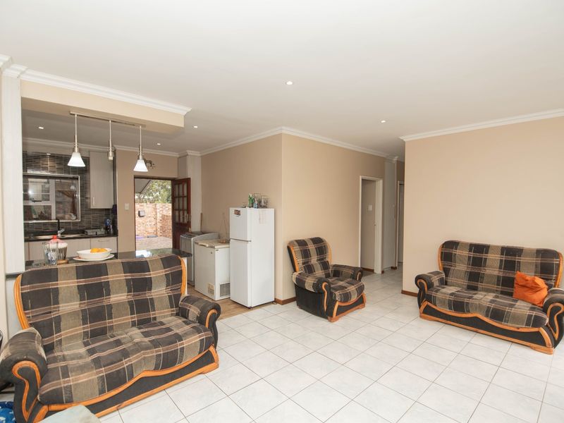 Entertain in Style! 3 Bedroom Townhouse with Braai Room and Pool - Photo 7
