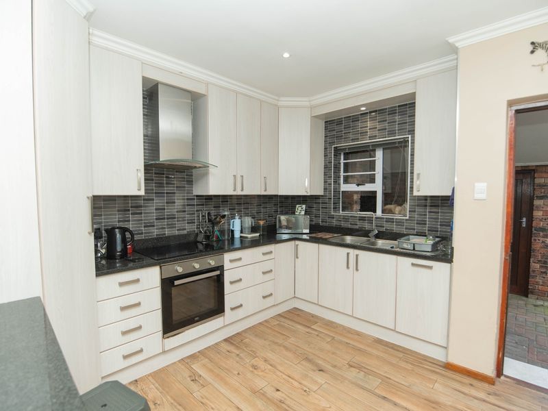 Entertain in Style! 3 Bedroom Townhouse with Braai Room and Pool - Photo 10
