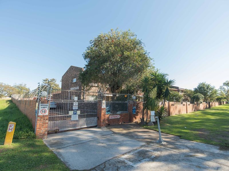 Entertain in Style! 3 Bedroom Townhouse with Braai Room and Pool - Photo 2