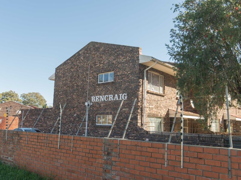 Entertain in Style! 3 Bedroom Townhouse with Braai Room and Pool - Photo 4