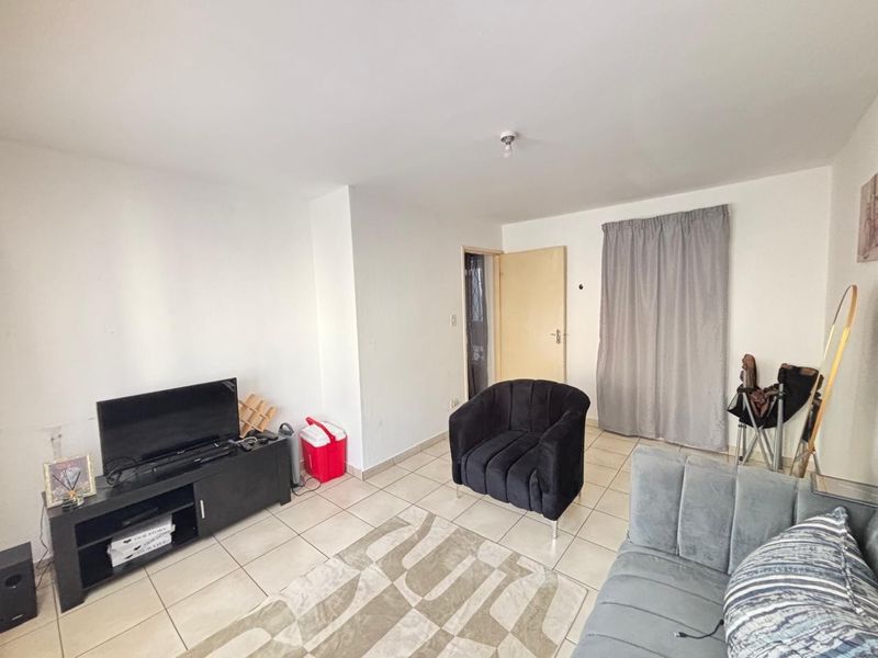 Prime Scottsville Apartment | Walk to UKZN | High-Return Unit +/- R10k pm | Secured Complex - Photo 4