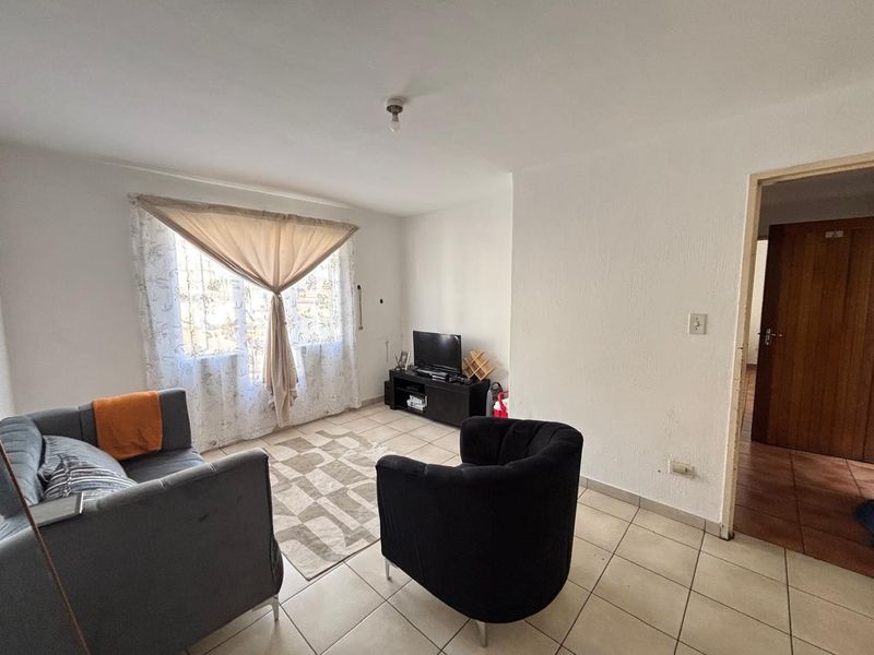 Prime Scottsville Apartment | Walk to UKZN | High-Return Unit +/- R10k pm | Secured Complex - Photo 5