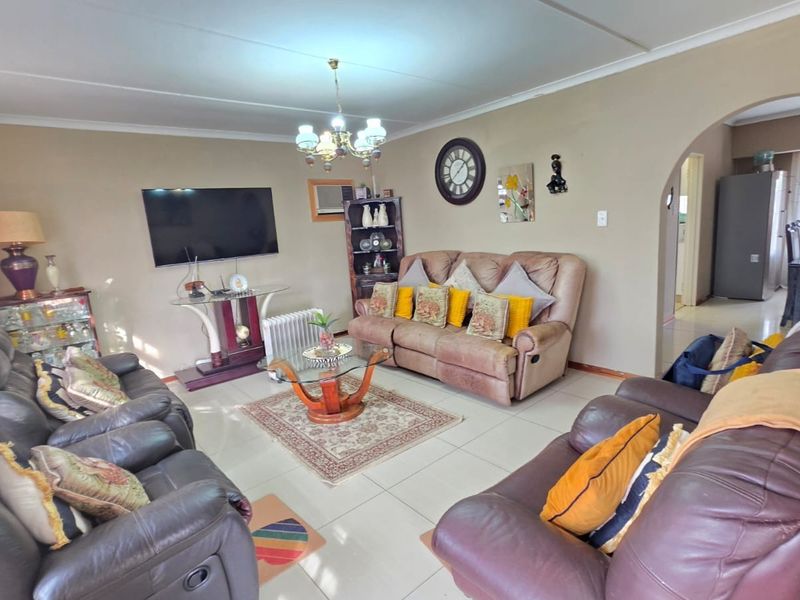 Your family's next chapter starts here-space, comfort and value in one perfect home in Hayfields. - Photo 2