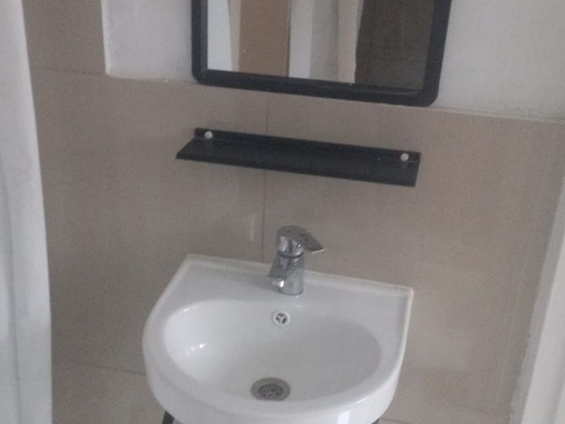 Room To Rent in Hurst Hill, Johannesburg - Photo 8