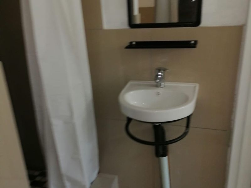 Room To Rent in Hurst Hill, Johannesburg - Photo 7