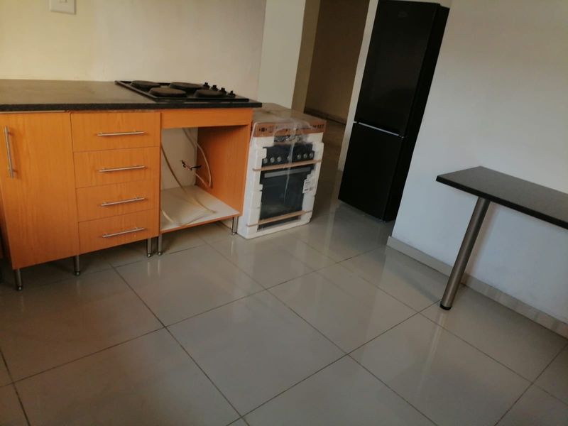 Room To Rent in Hurst Hill, Johannesburg - Photo 2