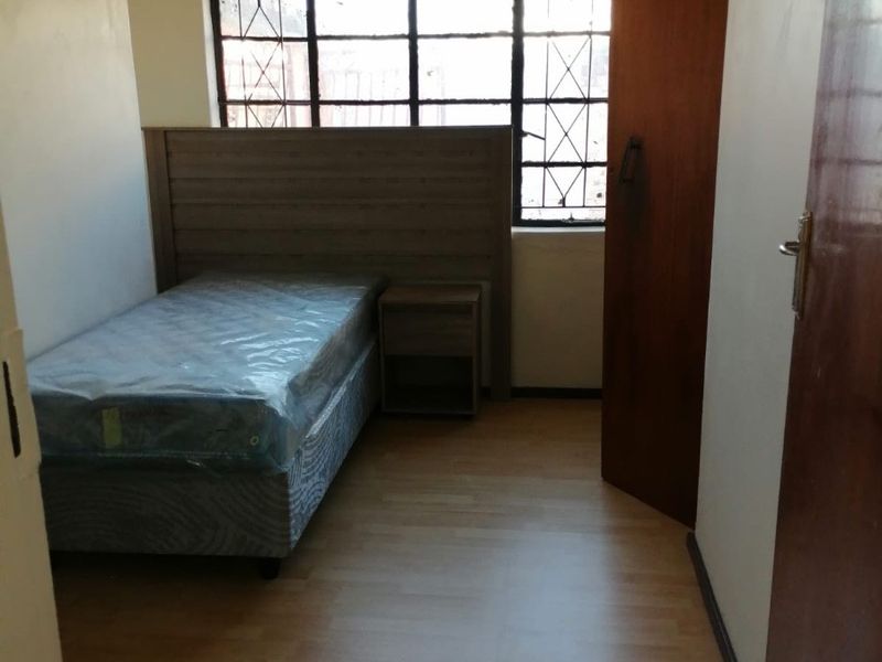 Room To Rent in Hurst Hill, Johannesburg - Photo 5