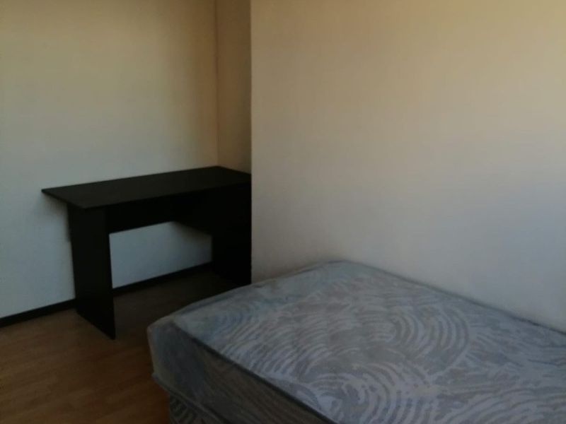 Room To Rent in Hurst Hill, Johannesburg - Photo 4