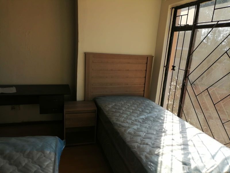Room To Rent in Hurst Hill, Johannesburg - Photo 3