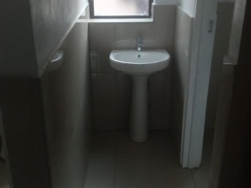 Room To Rent in Hurst Hill, Johannesburg - Photo 9