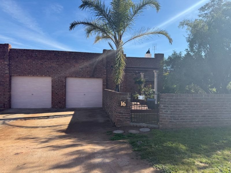 Large Family Home For Sale in Ladismith - Photo 2
