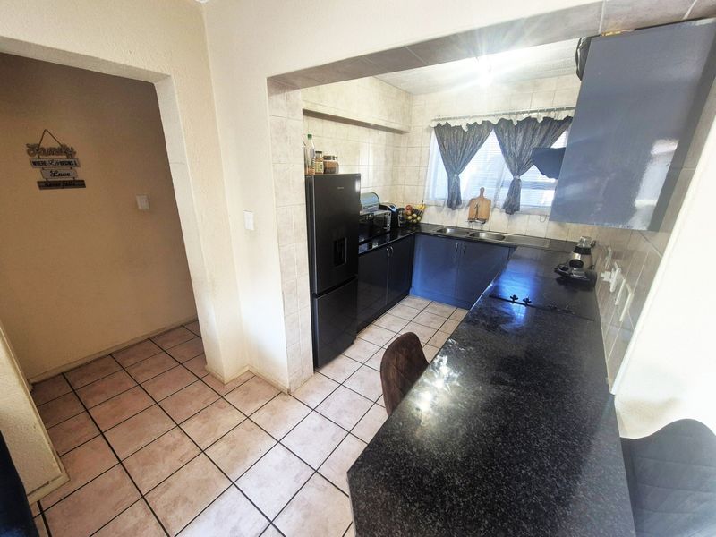 Apartment To Rent in Maroeladal, Randburg - Photo 4