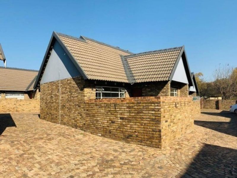 Townhouse For Sale in Middelburg Central, Middelburg - Photo 1