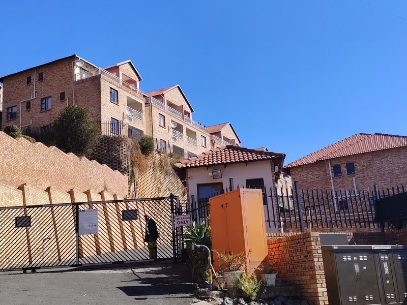 Townhouse For Sale in Winchester Hills, Johannesburg - Photo 2