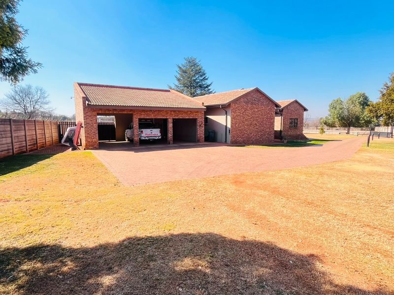 20-Hectare Lifestyle Farm with 3 Income-Generating Flatlets, Horse Facilities and Borehole for Sale - Photo 1