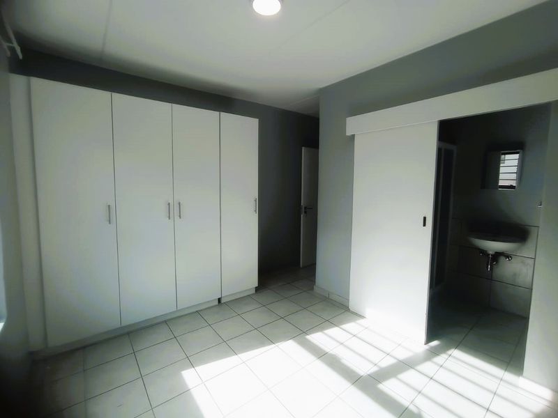 2 Bedroom 2 Bathroom For Sale In Parklands North - Photo 8