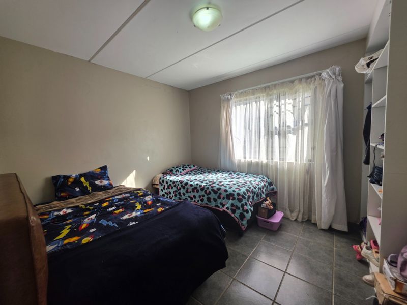 3 Bedroom Townhouse for Sale in Summerset - Photo 8