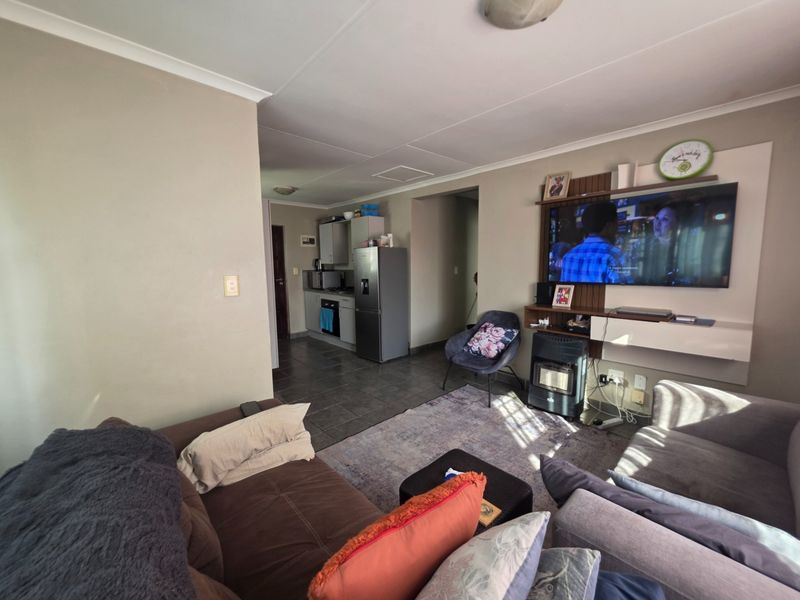 3 Bedroom Townhouse for Sale in Summerset - Photo 6