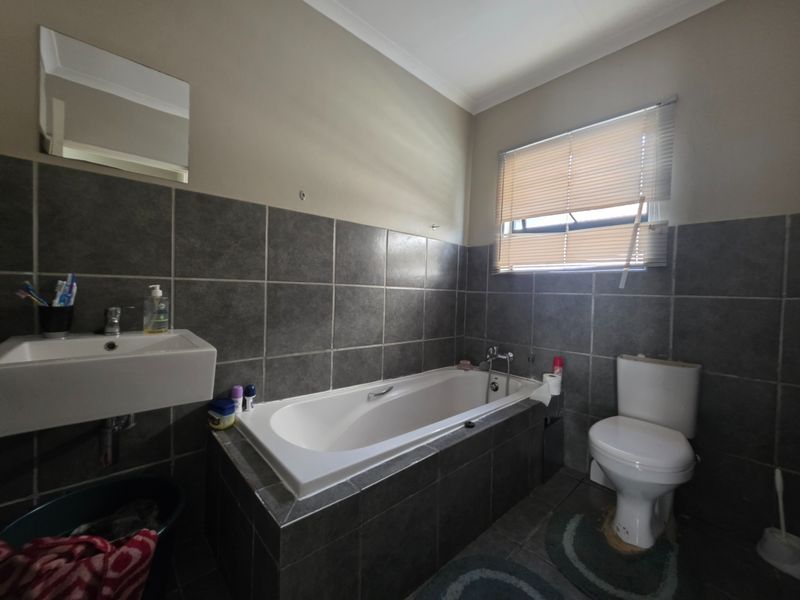 3 Bedroom Townhouse for Sale in Summerset - Photo 9