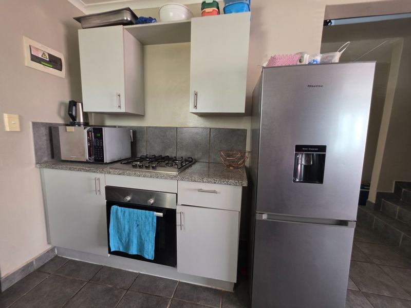 3 Bedroom Townhouse for Sale in Summerset - Photo 3