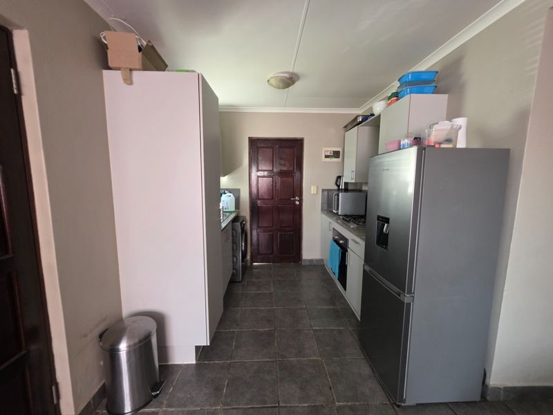 3 Bedroom Townhouse for Sale in Summerset - Photo 4
