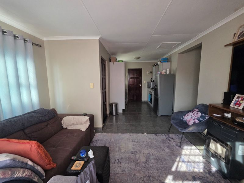 3 Bedroom Townhouse for Sale in Summerset - Photo 5