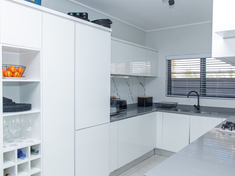 Sophisticated Design Apartment For Sale in The Polofields, Waterfall City - Photo 3